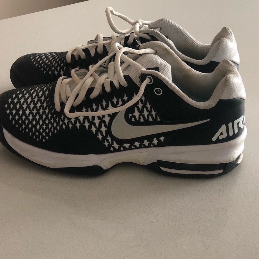 Nike Air Max Cage size 8.5 women’s/ 6.5 men’s.